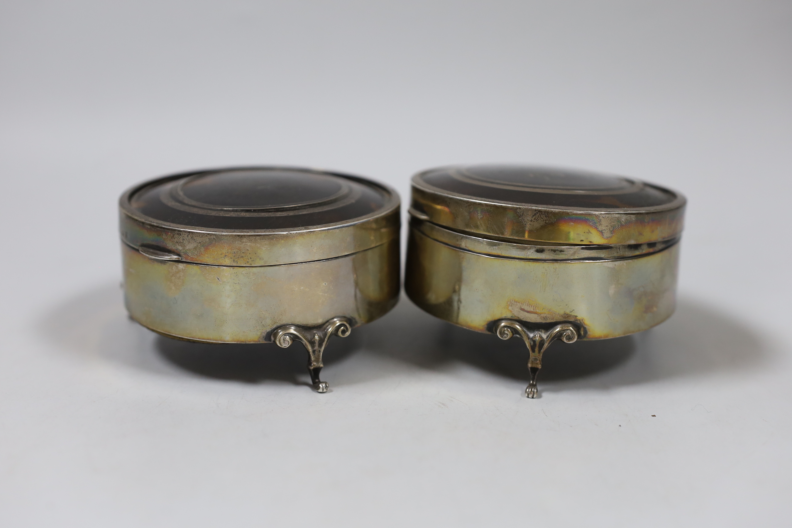 A pair of George V silver and tortoiseshell mounted circular trinket boxes, Deakin & Francis, Birmingham, 1913, diameter 87mm.